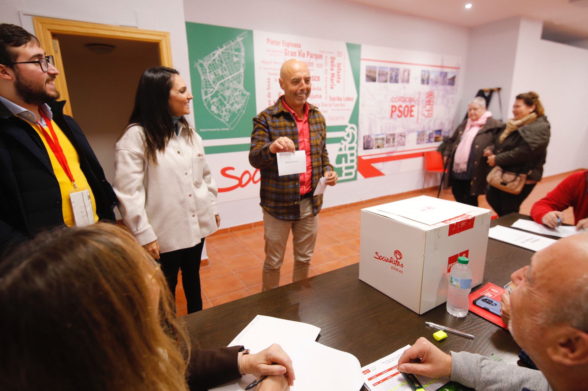 El diputado socialista Antonio Hurtado en el momento de ejercer su derecho al voto en las primarias que el PSOE celebra hoy para elegir a su próximo candidato o candidata a la alcaldía de Córdoba en las municipales de 2023