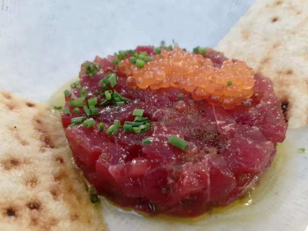 Tartar de atún rojo con trufa y pan sardo