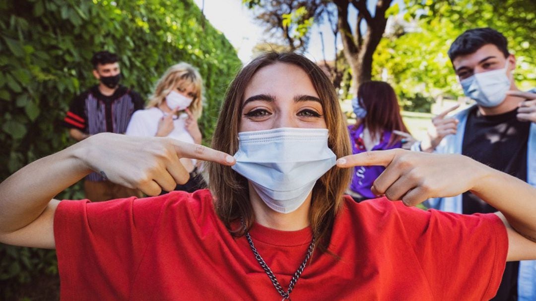 Grupo de jóvenes con mascarilla