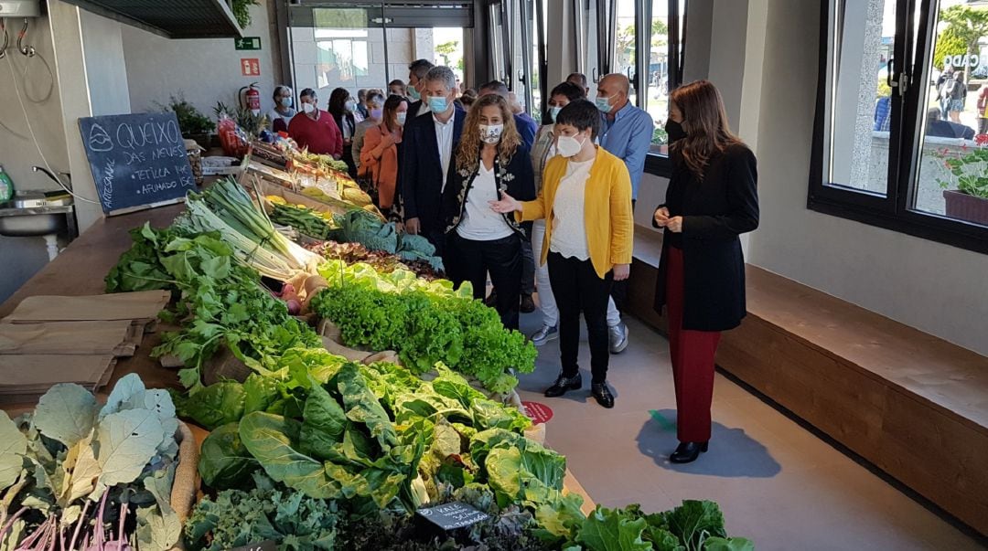 Ánxela Fernández, alcaldesa de O Rosal (centro), enseñando el renovado mercado municipal a Carmela Silva, presidenta de la Diputación, e Inés Santé, directora de Agader.