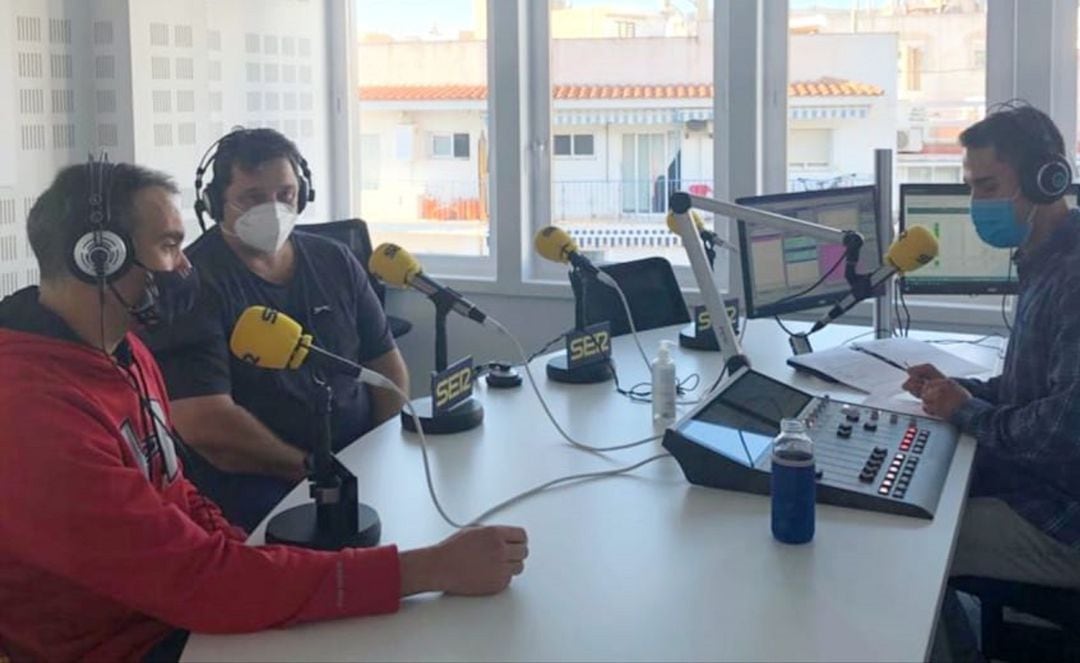 Los entrenadores del Voley Playas de Benidorm, Raúl Mesa y Nacho Madaleno, en los estudios de Radio Benidorm