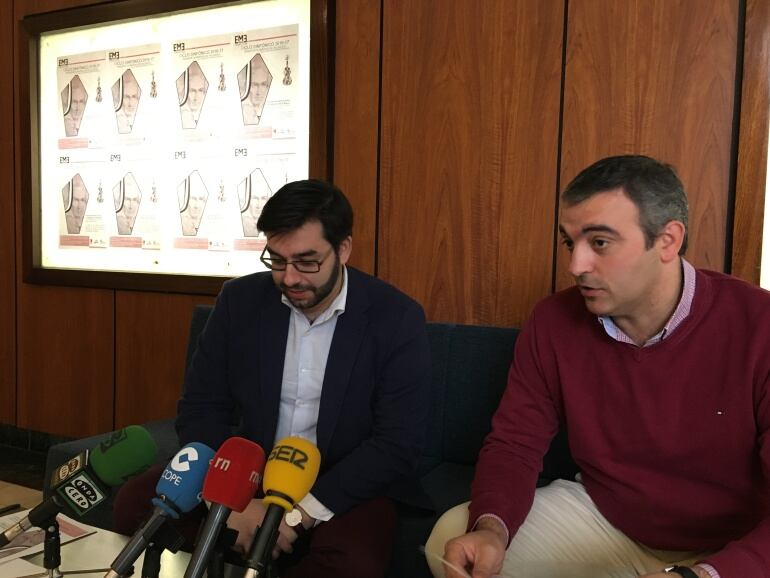 El director de la Orquesta Filarmónica de Valladolid, Ernesto Monsalve (I) y Javier Margareto en la presentación del Ciclo Sinfónico