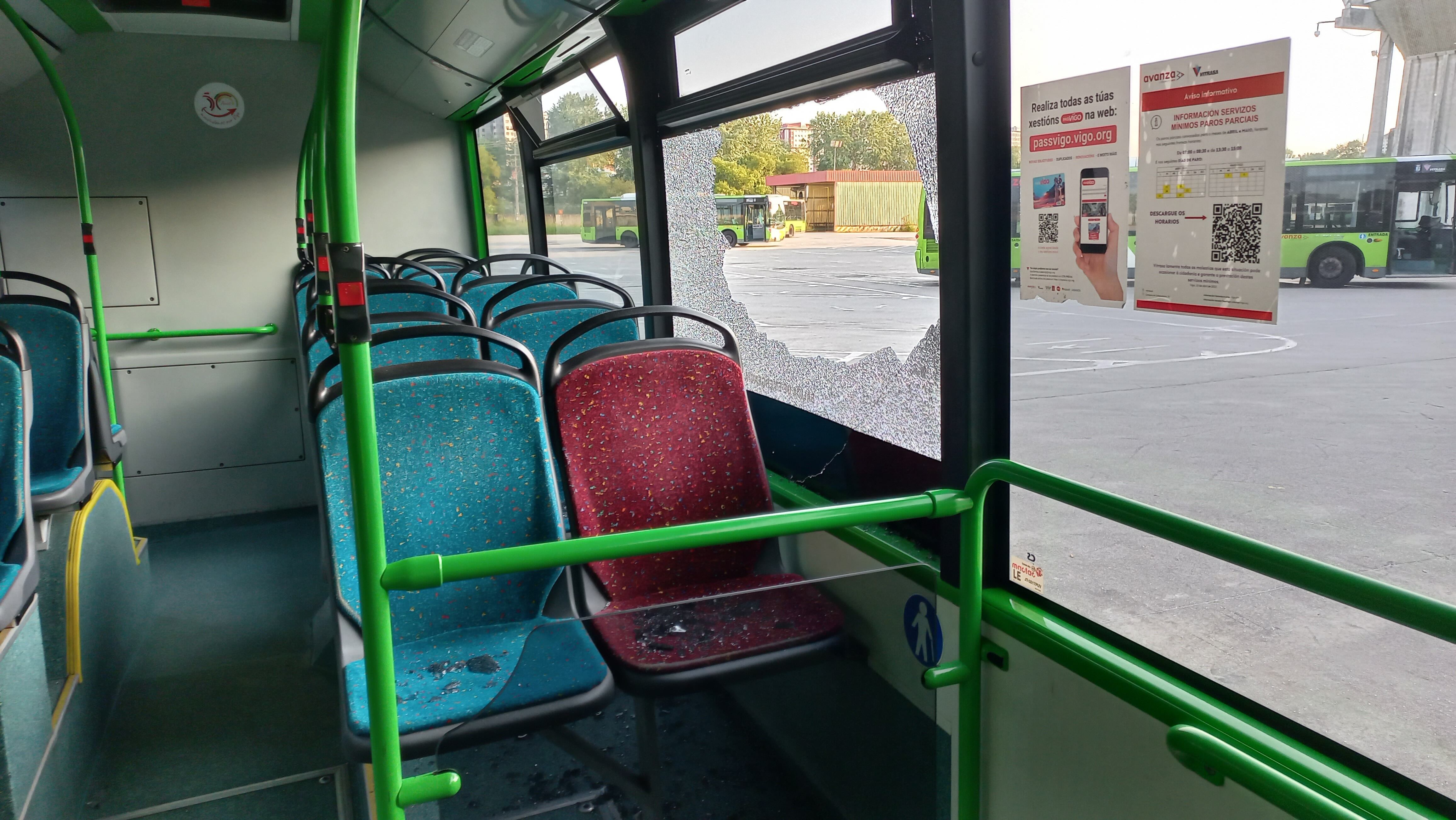 Autobús de Vitrasa con una luna rota