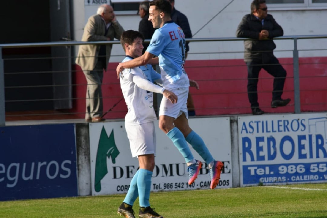 Brais Abelendea y Álex Ares celebran un gol en el campo del Céltiga