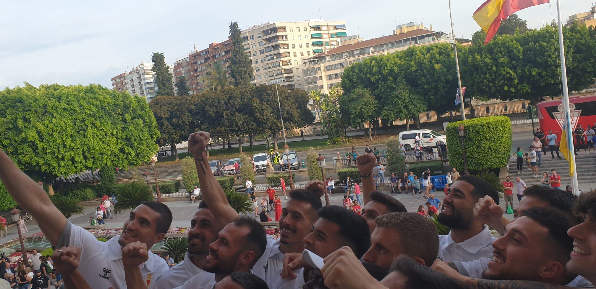 La plantilla del Real Murcia festeja el ascenso en el Ayuntamiento de Murcia