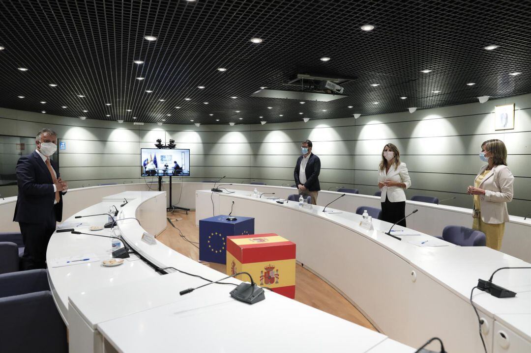 El presidente del Gobierno de Canarias, Ángel Víctor Torres (izquierda), se reúne con la ministra de Trabajo y Economía social, Yolanda Díaz (en frente, en medio), en Madrid para tratar los ERTE derivados de la crisis del coronavirus