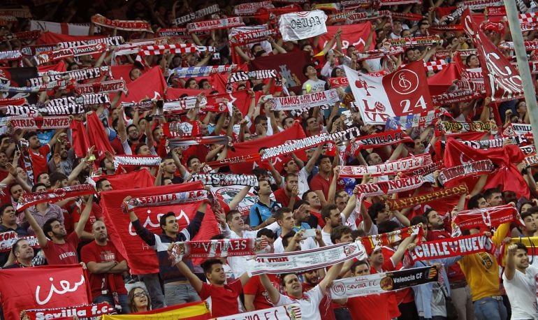 Aficionados del Sevilla, durante un encuentro del Sánchez-Pizjuán