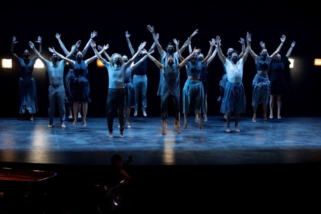 Varios bailarines en una de las actuaciones de la gala de entrega de los XXIII Premios Max de la artes escénicas, celebrada este lunes en el Teatro Cervantes de Málaga. 