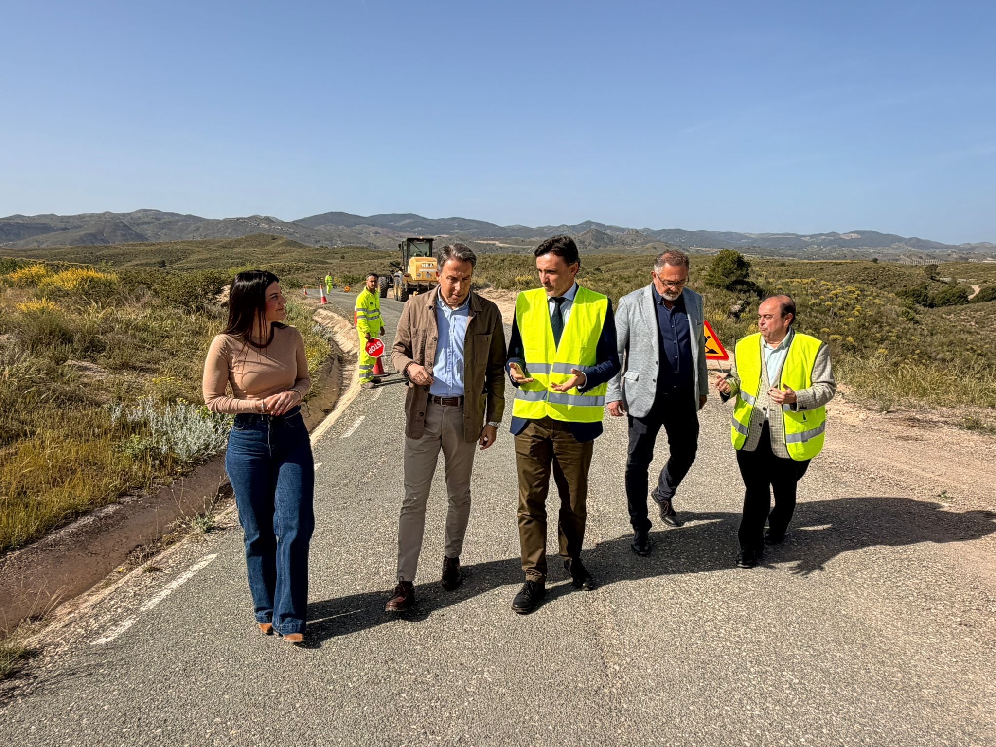 El consejero de Fomento e Infraestructuras, Jorge García Montoro, acompañado del alcalde de Lorca, Fulgencio Gil, durante la visita al inicio de las obras de mejora de la carretera RM-A15 que va de Lorca al pantano de Puentes.