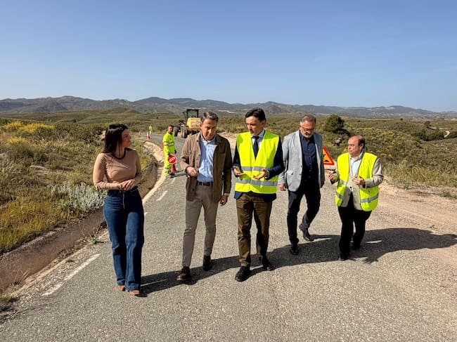 El consejero de Fomento e Infraestructuras, Jorge García Montoro, acompañado del alcalde de Lorca, Fulgencio Gil, durante la visita al inicio de las obras de mejora de la carretera RM-A15 que va de Lorca al pantano de Puentes.