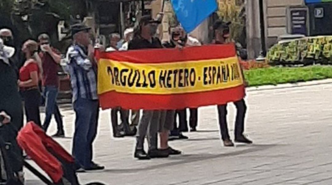 Un grupo de ultraderechistas de España 2000.