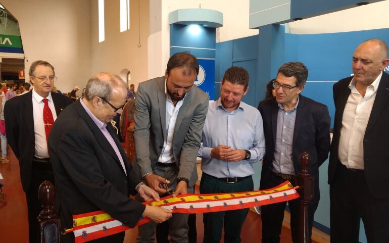 El organizador, Josep María Camps (izqda), en la inauguración junto al equipo de gobierno