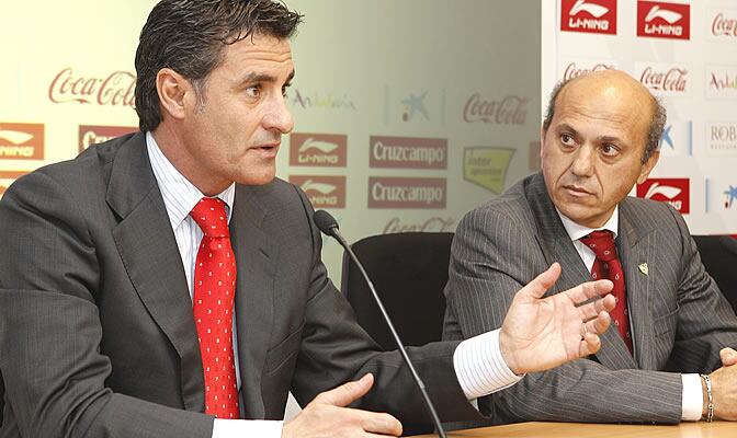 El presidente del Sevilla, José María del Nido, escucha a Míchel durante su presentación como nuevo técnico hispalense