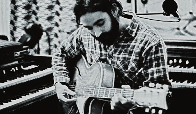 El músico toledano Julián Maeso tocando la guitarra.