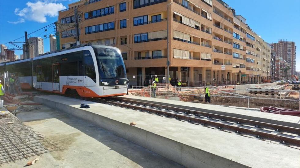 Un convoy del TRAM circulando sobre las obras de soterramiento de la avenida Beniardà de Benidorm