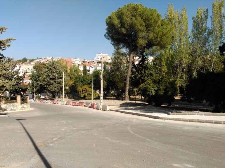 Una vez eliminado el muro que delimitaba el parque con la calle Donantes de Sangre, el aspecto ahora es de amplitud y luminosidad en una de las calles más transitadas por dar acceso al polideportivo, centro de salud y teatro municipal.