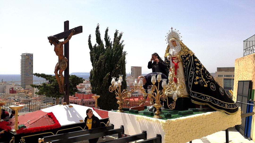 Costaleras de la Dolorosa preparan el paso de la virgen, obra de Valentín García Quinto