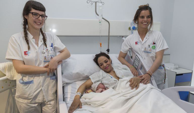 El primer bebé nacido en Valdecilla junto a su madre y personal sanitario que les han atendido.