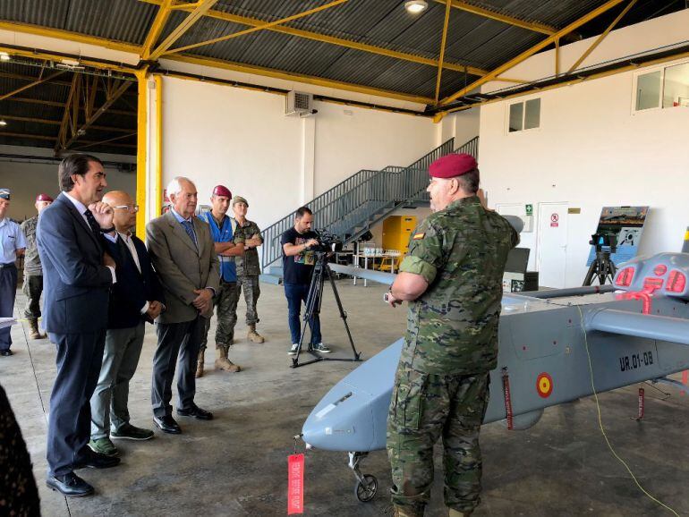 El consejero de Fomento ha visitado la Base Aérea de la Virgen del Camino 