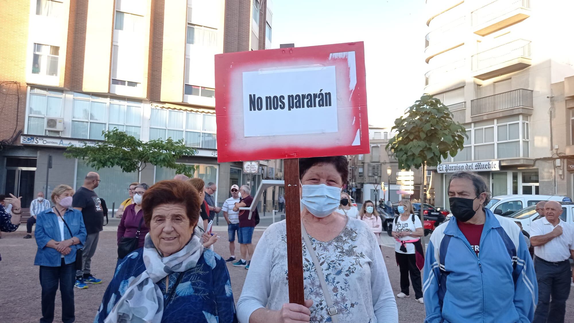 Una vecina de Lorca porta una pancarta en una concentración sanitaria