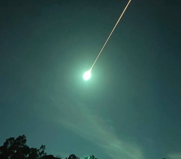 Imagen del bólido surcando el cielo, publicada por Carlos Briones, investigador del CSIC, a través de X (antes Twitter)