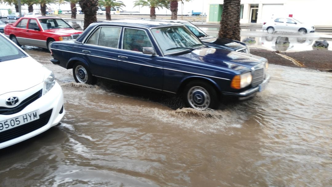 Uno de los puntos negros de Arrecife cuando llueve: la calle Manolo Millares.