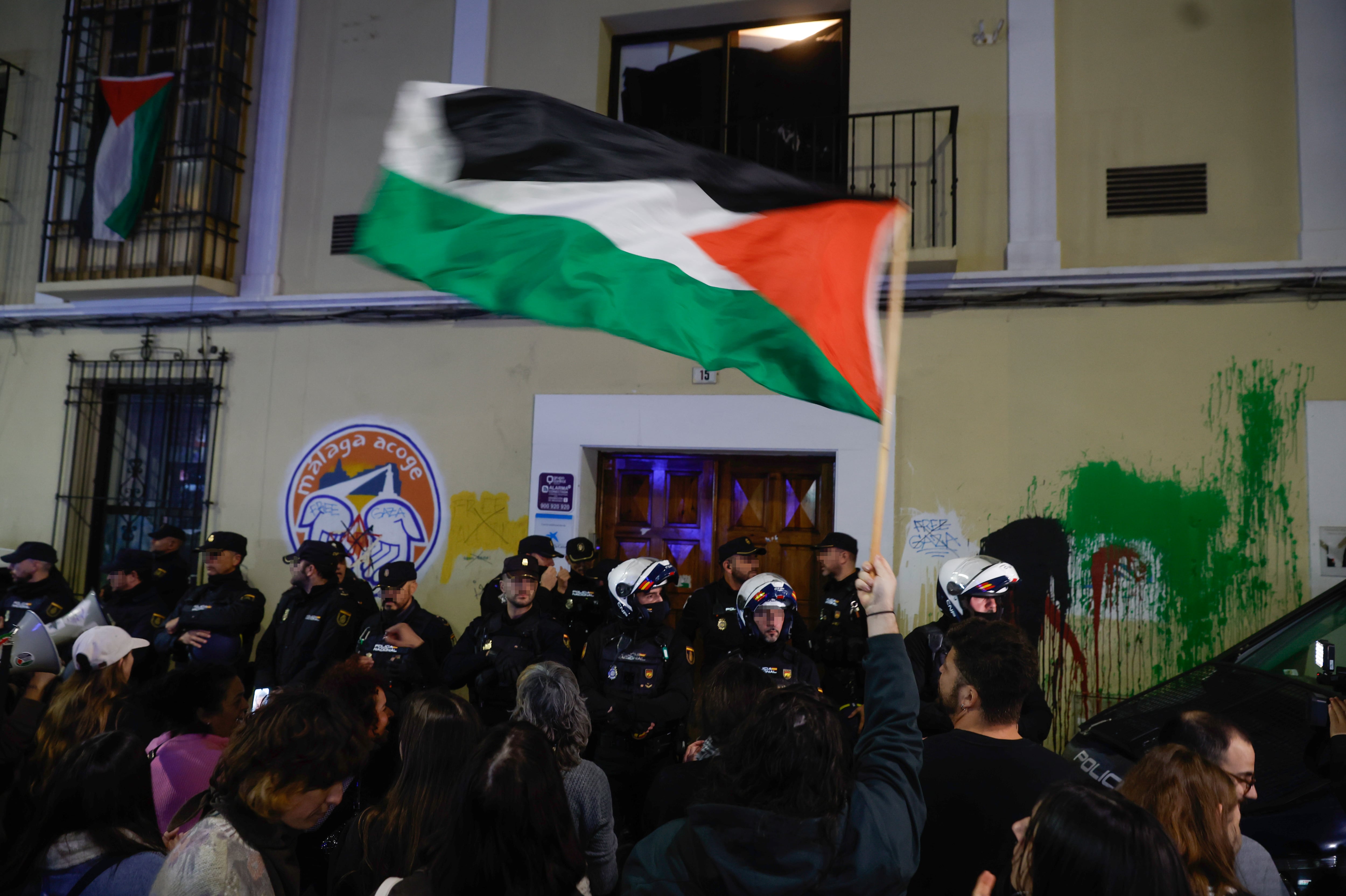 MÁLAGA, 16/01/2026.- Un grupo de personas del colectivo 'Un Techo por Derecho' ha ocupado este viernes un edificio del centro de Málaga que, según asegura, al parecer la Junta de Andalucía vendió a un fondo de inversión israelí, como acción reivindicativa ante una situación de "emergencia habitacional". EFE/ Jorge Zapata