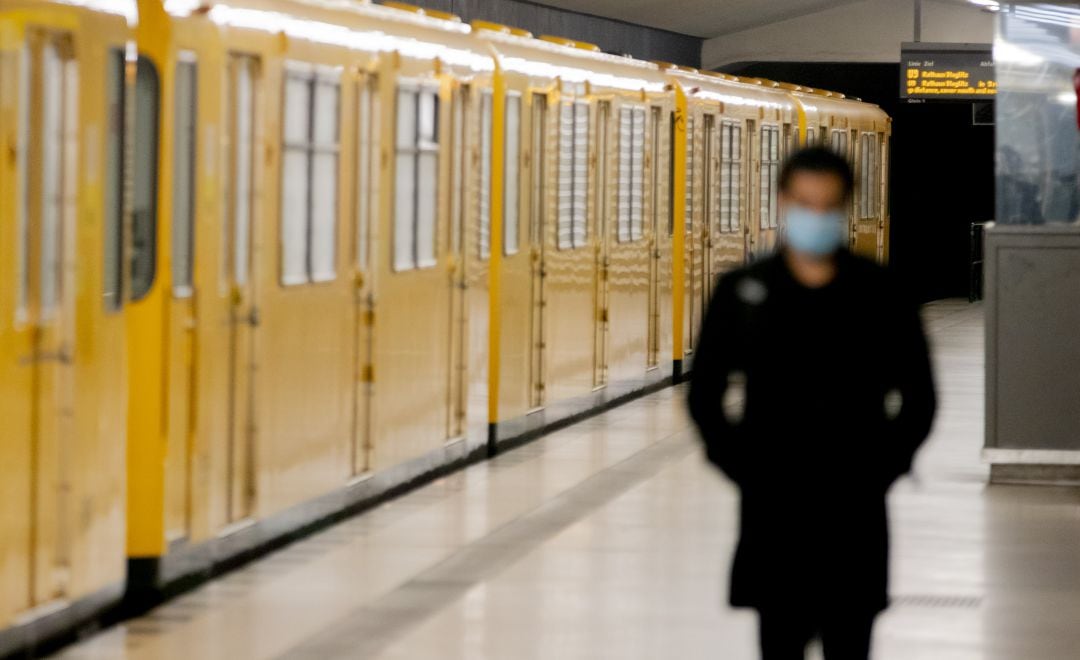 Un hombre en una de las estaciones de metro de la red de transporte alemán.