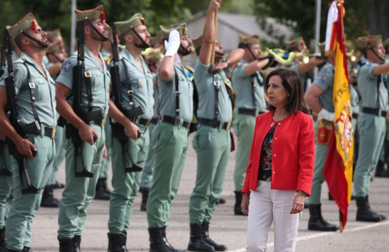 La ministra de Defensa, Margarita Robles, pasa revista a las tropas durante su visita hoy a las unidades de la Legión del Acuartelamiento de Montejaque en Ronda (Málaga).