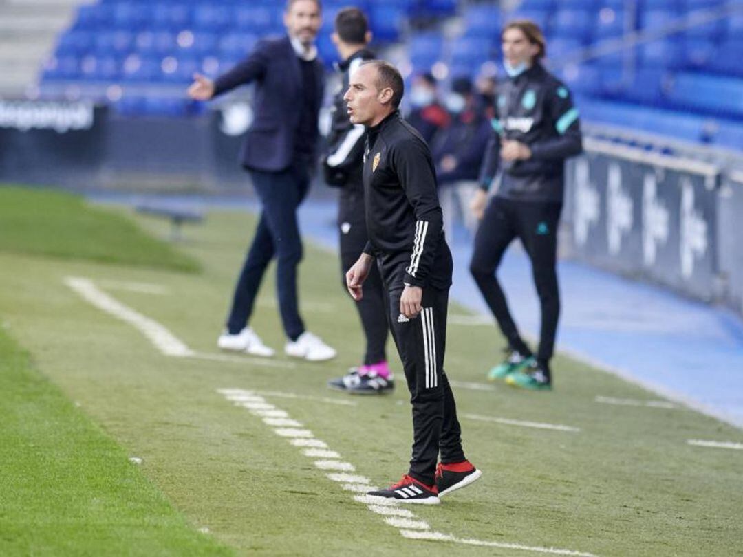 Iván Martínez da instrucciones a sus jugadores en el RCDE Stadium