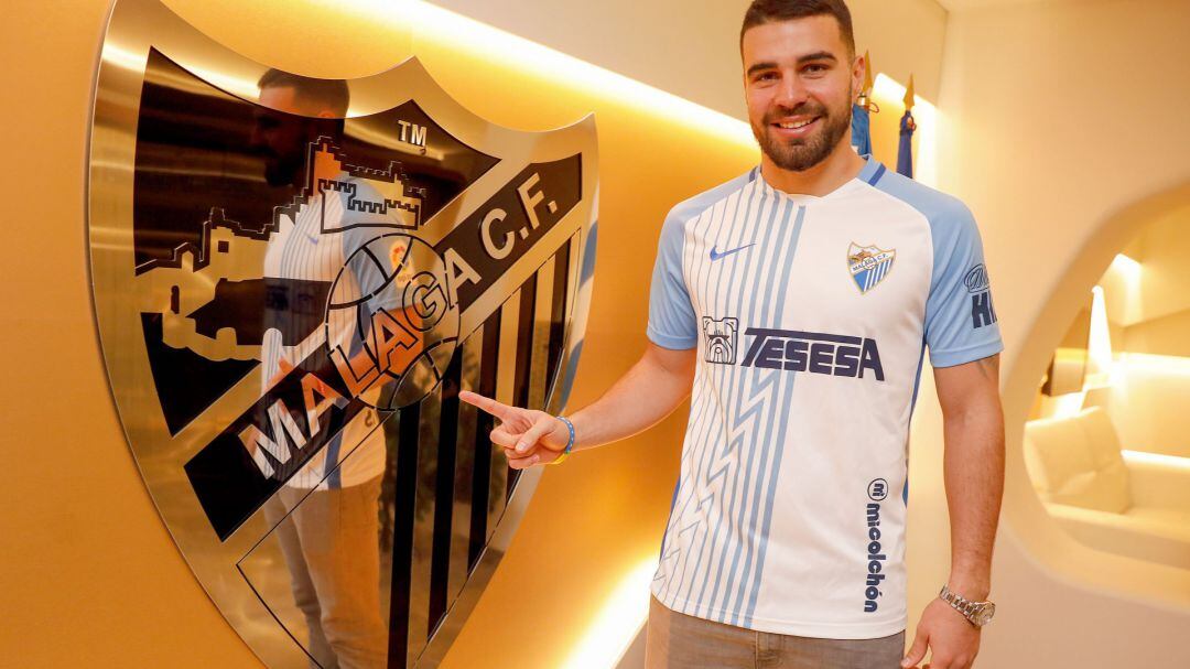 Alexander González posa con el escudo del Málaga