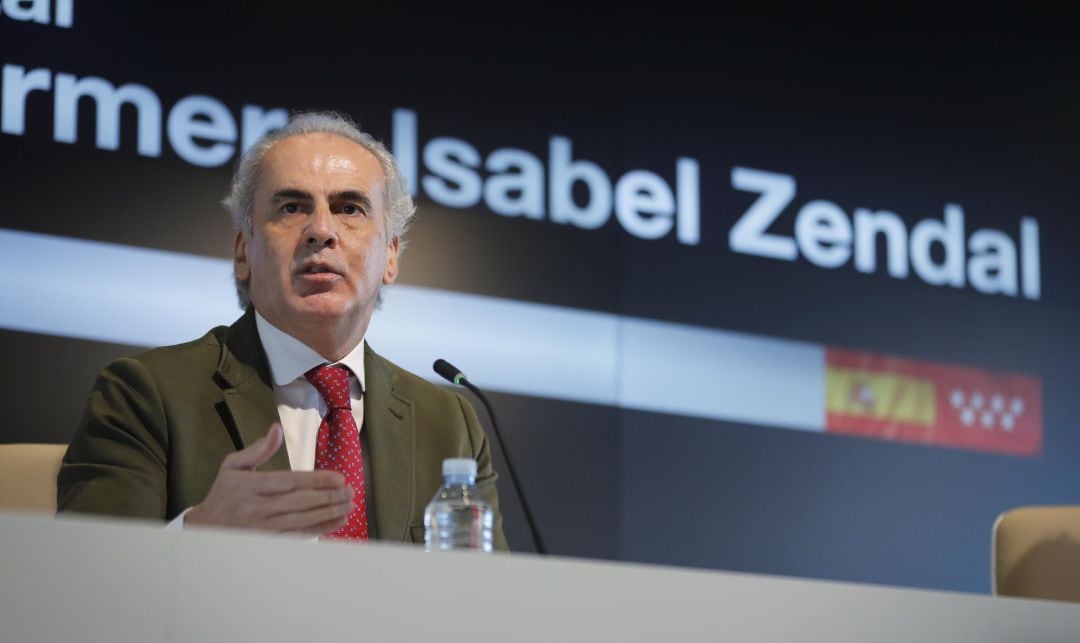 Enrique Ruiz Escudero, consejero de Sanidad de la Comunidad de Madrid, en el Hospital Isabel Zendal.