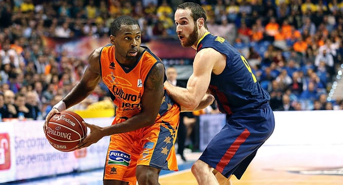 Lafayette bota con la defensa de Marcelinho Huertas.