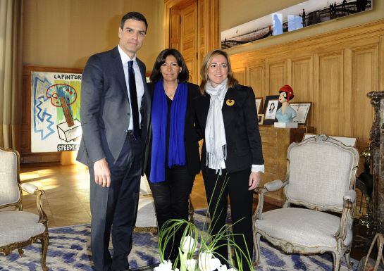 El líder del PSOE, Pedro Sánchez (i), junto a la responsable de Relaciones Internacionales de su partido, Carme Chacón (d), se ha reunido esta mañana con la alcaldesa de París, Anne Hidalgo (c).