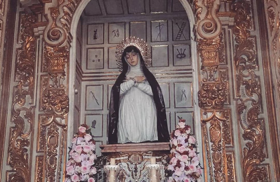 Imagen de La Soledad, de José de Mora, al culto en la iglesia de Santa Ana de Granada