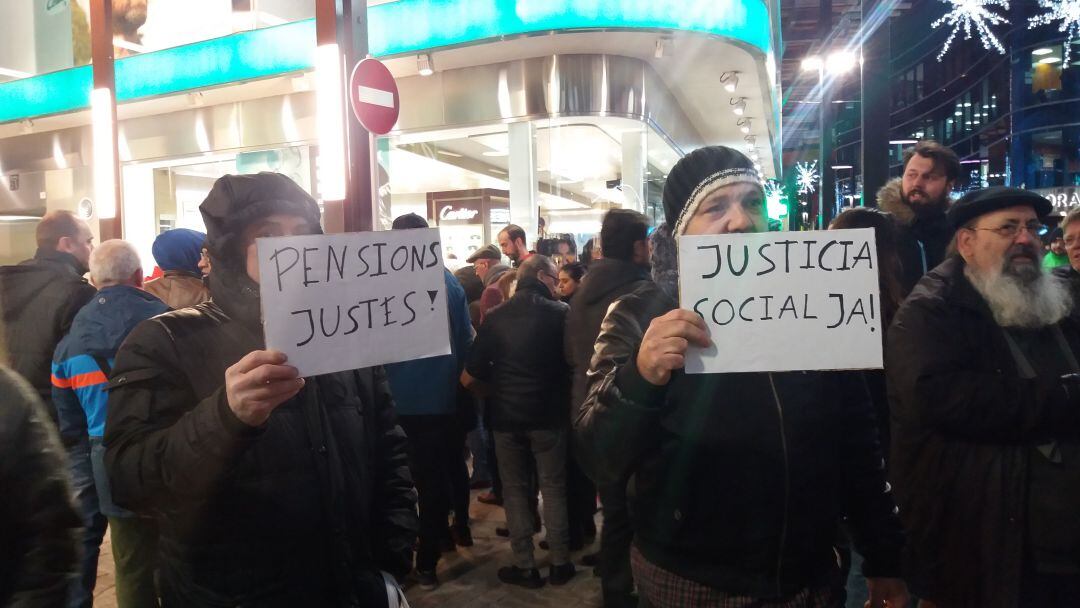 Alguns dels manifestants amb cartells reivindicatius