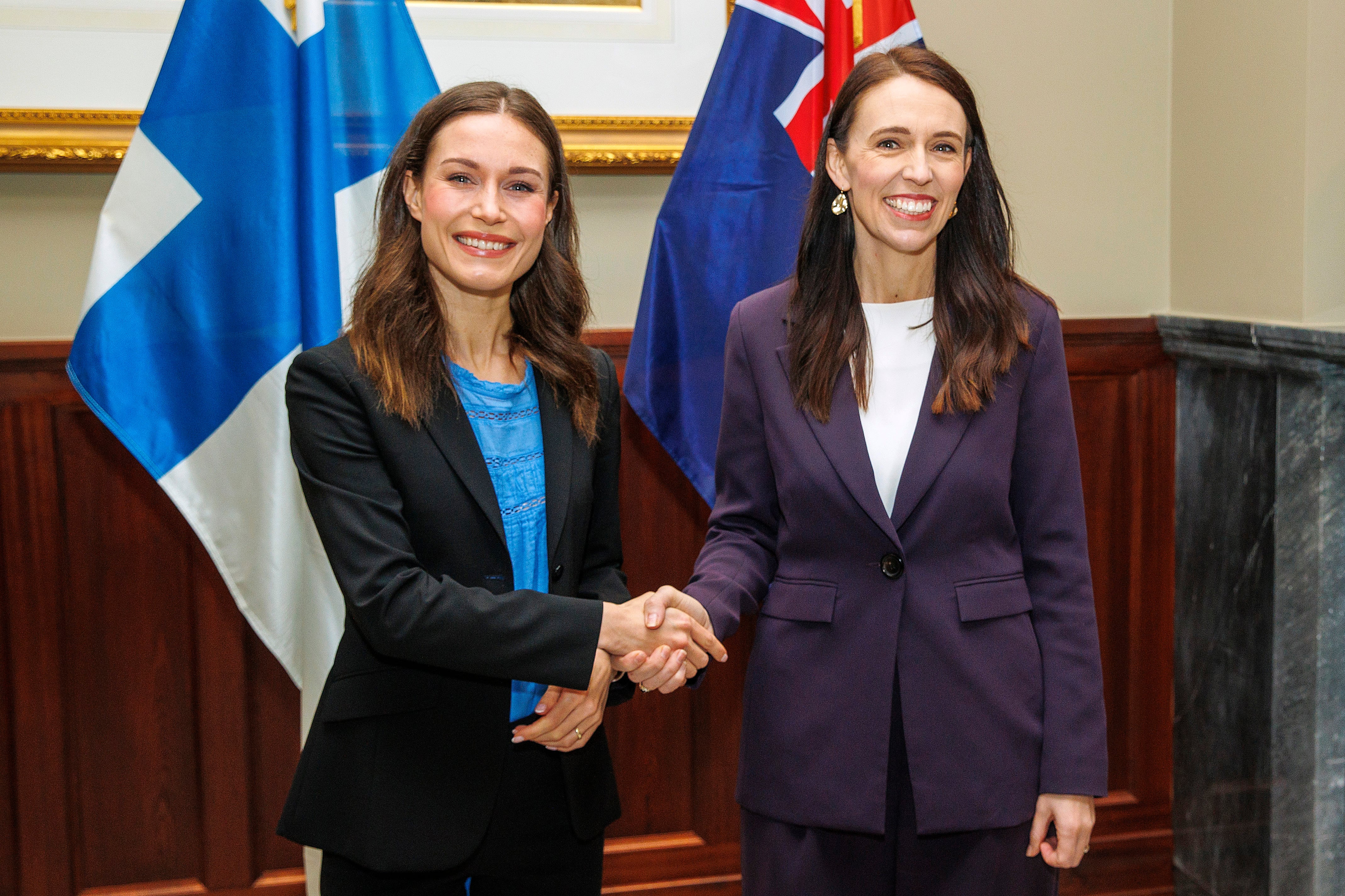 La mandataria neozelandesa, Jacinda Ardern, y su homóloga finlandesa, Sanna Marin. (Photo by Dave Rowland/Getty Images)