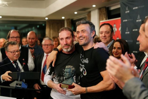 Luis Enrique Martínez recibe de manos de Falo Castro, hermano de Enrique Castro, uno de los trofeos Quini