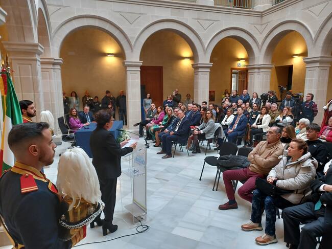 Carmen Linares, durante su discurso en el Patio de Cristales del Ayuntamiento de Linares.