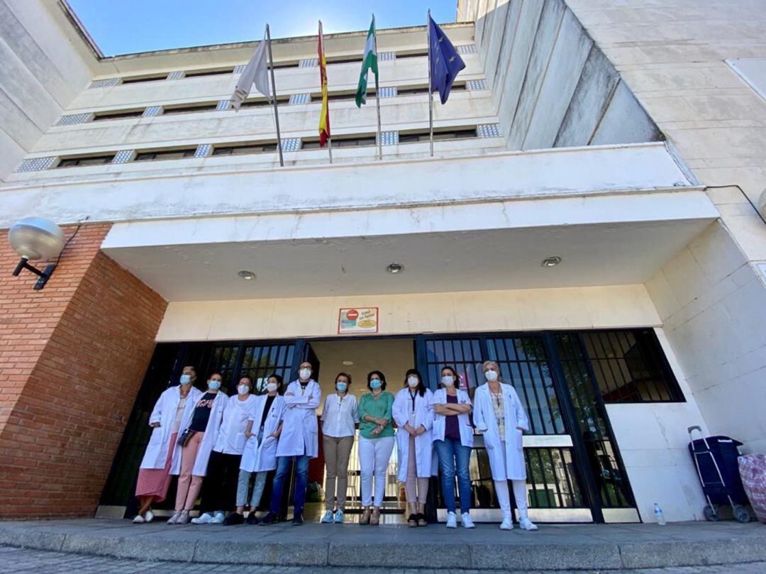 La delegada de Servicios Sociales del Ayuntamiento de Córdoba, Eva Timoteo, posa junto al personal que ha atendido a las personas sin hogar durante el Estado de Alarma en el Colegio Mayor Séneca de Córdoba