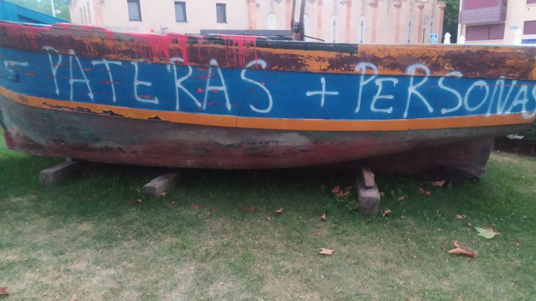 Estado que presenta la patera, tras las pintadas realizadas en ella, durante su exposición en Puente la Reina