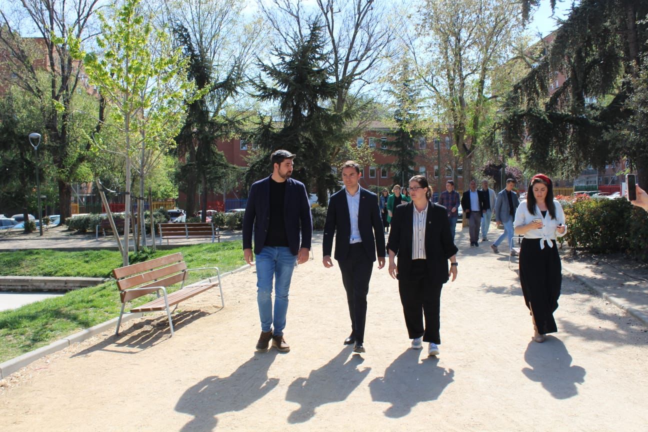 Noelia Posse, alcaldesa de Móstoles en funciones, junto al secretario general del PSOE de Móstoles, Álex Martín y el secretario general de los socialistas madrileños, Juan Lobato