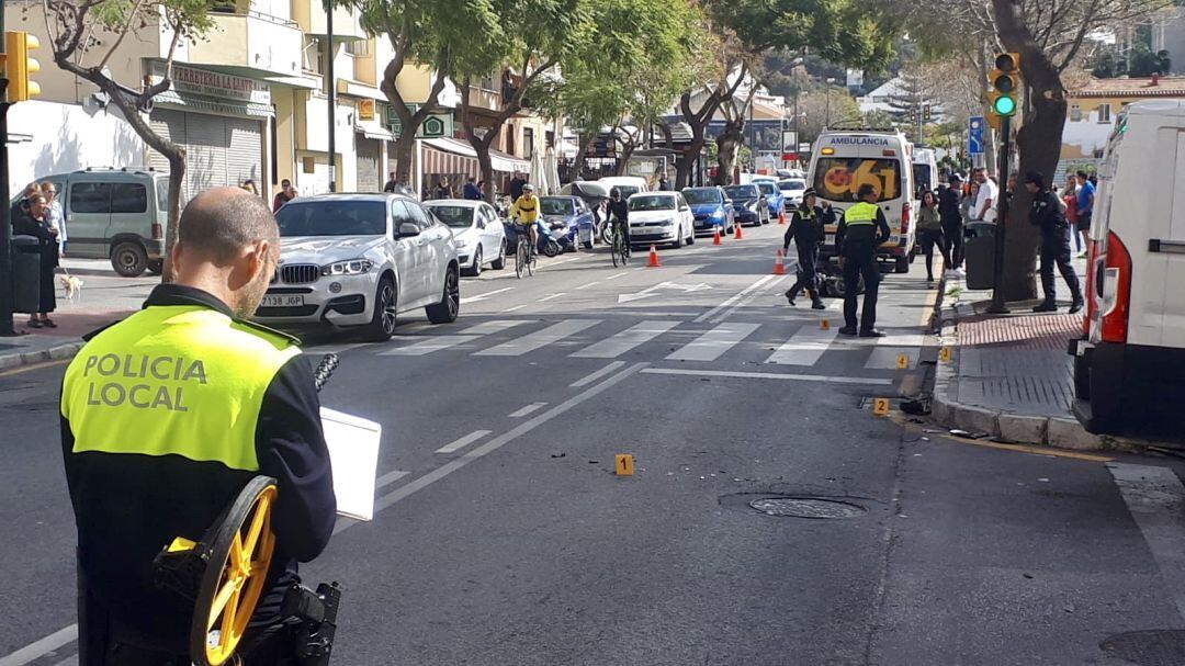 Momento de la intervención de los agentes tras el accidente