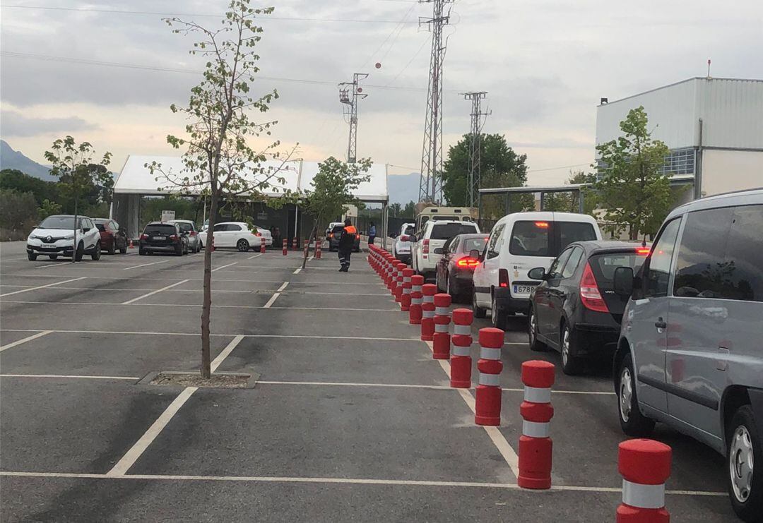 Punto de vacunación masiva contra la covid en el aparcamiento del hospital de Baza (Granada)