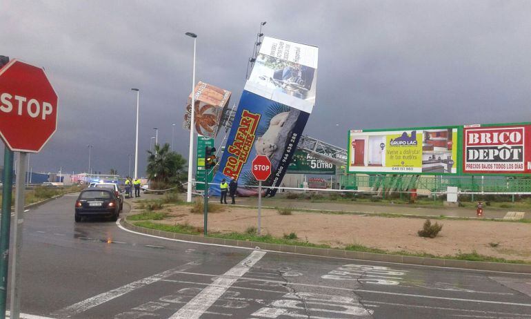 Caída del monoposte de publicidad junto a l'Aljub