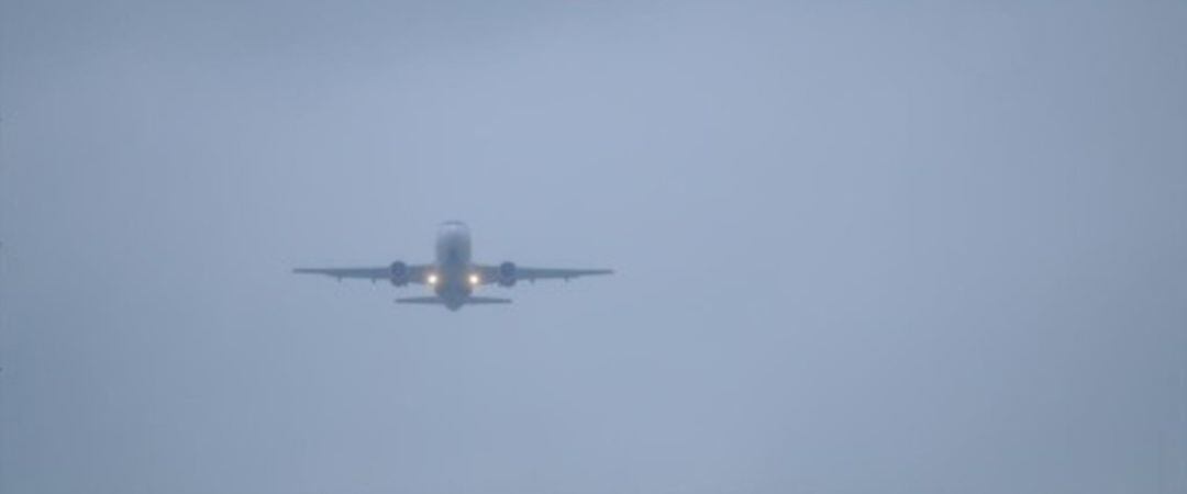 Un avión en medio de la niebla