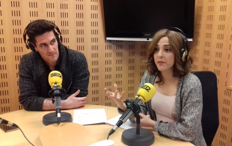 Los actores Laura Enrech y Pablo Ceresuela, que interpretan a Baby y Johnny Castle, en Hoy por Hoy San Sebastián.