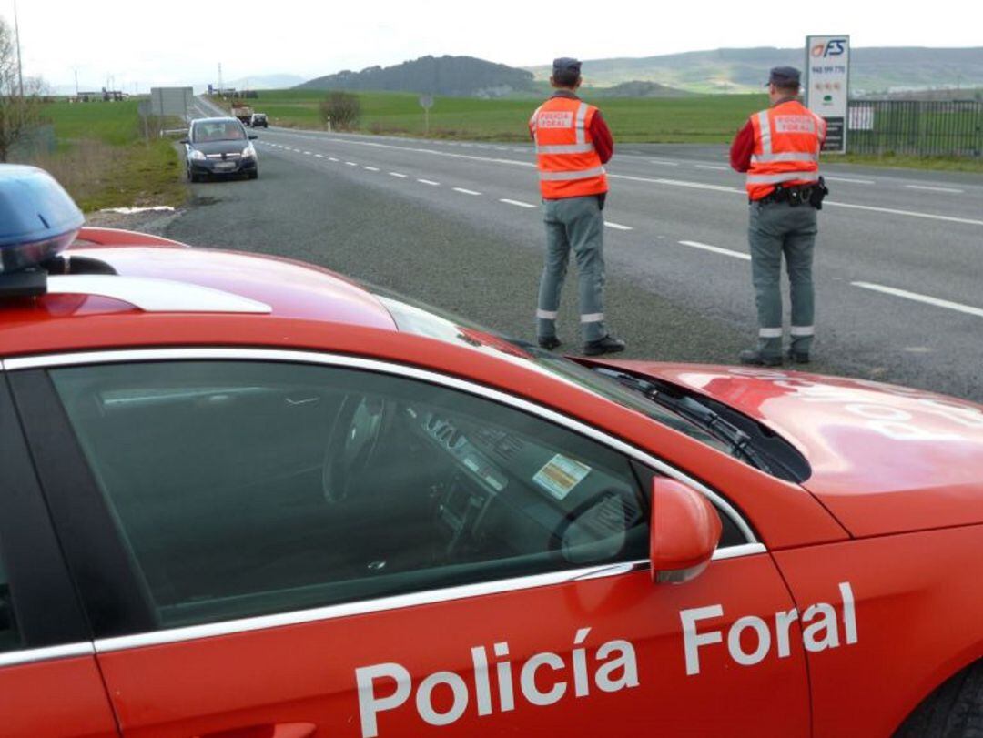 Agentes de la Policía Foral de Navarra durante un control 