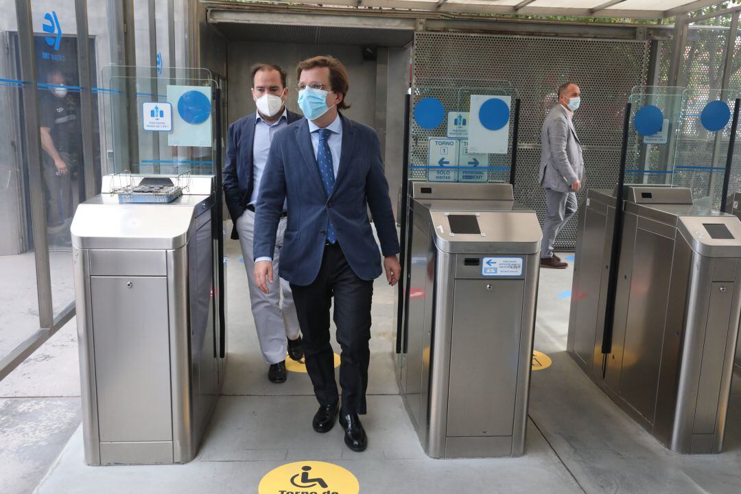 El alcalde de la capital, José Luis Martínez-Almeida junto al delegado de Medio Ambiente y Movilidad, Borja Carabante, en su visita al nuevo Centro de Control de la EMT la pasada semana