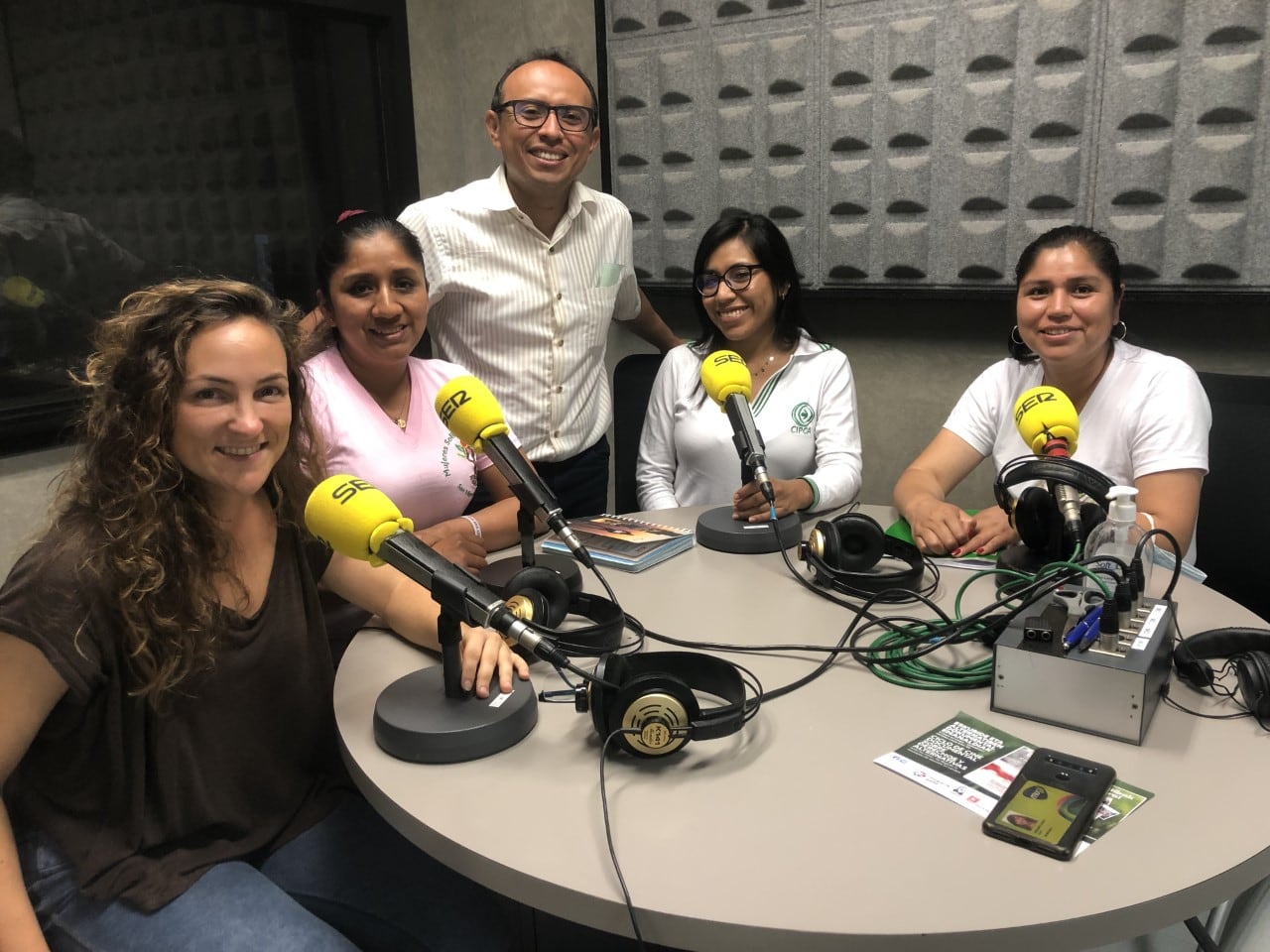 Las protagonistas de la entrevista en los estudios de Radio Eibar